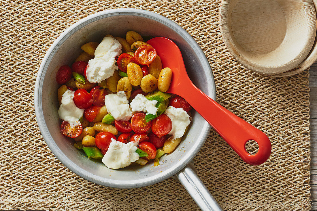 Gnocchi-Pfanne mit Tomaten und Burrata