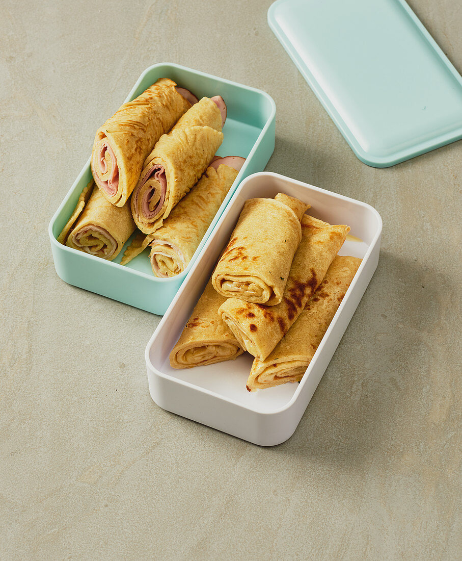 Savoury pancake rolls with ham and cheese