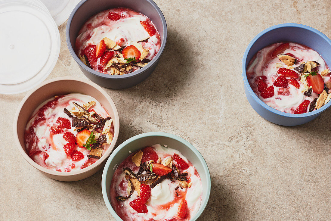 Quark with crunchy chocolate biscuits and strawberries