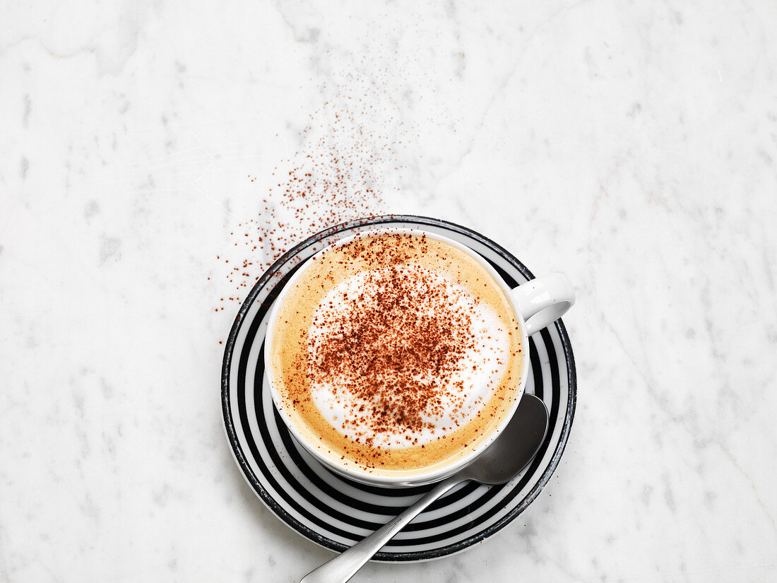 Eine Tasse Cappuccino auf Marmoruntergrund
