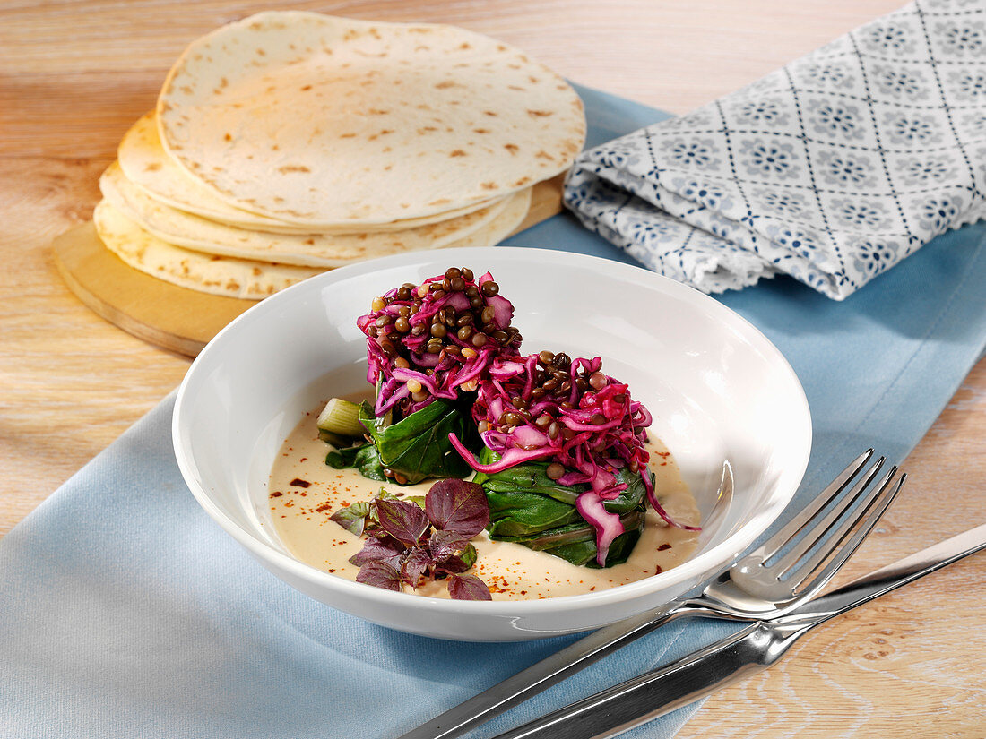 Spinach wraps with beluga lentils and red cabbage