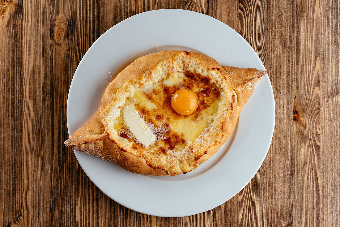 Khachapuri mit Ei (Käsebrot, Georgien)