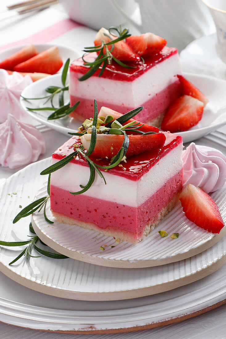 Foam cake with strawberries and cream