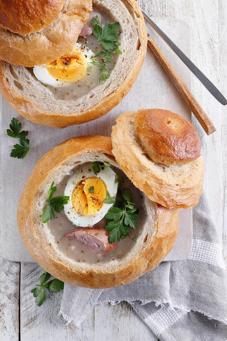 Zurek - saure Suppe mit Ei und Wurst im Brot (Ostergericht in Polen)