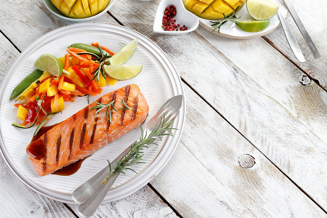Grilled salmon with mango salad