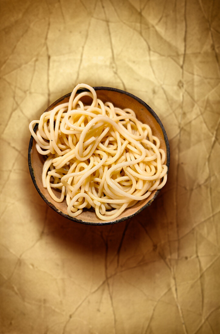 Gekochte Spaghetti in einem Schälchen