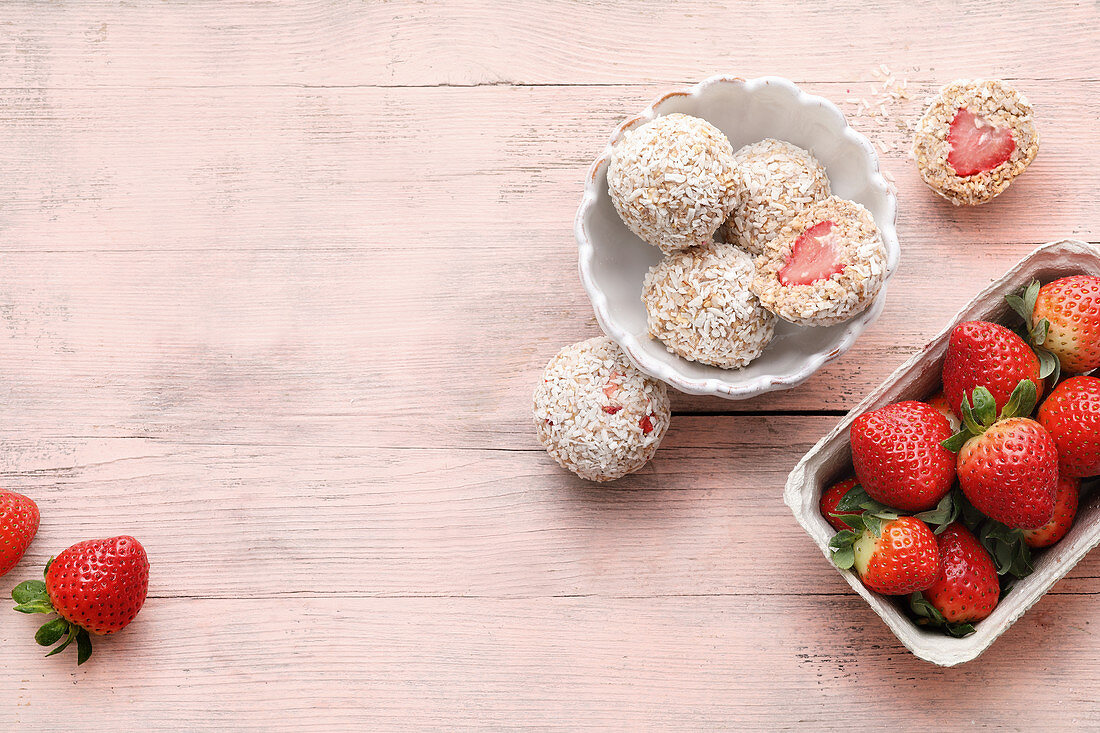 Vegane Erdbeer-Balls mit Medjool-Datteln, Kokosraspeln und gepufftem Amarant