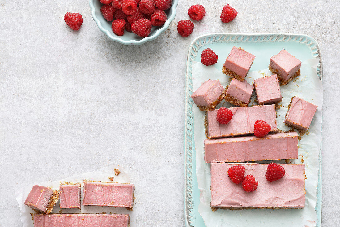 Vegan raspberry cheesecake bites