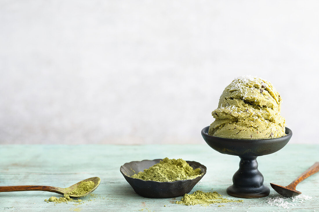 Veganes Matcha-Kokos-Eis