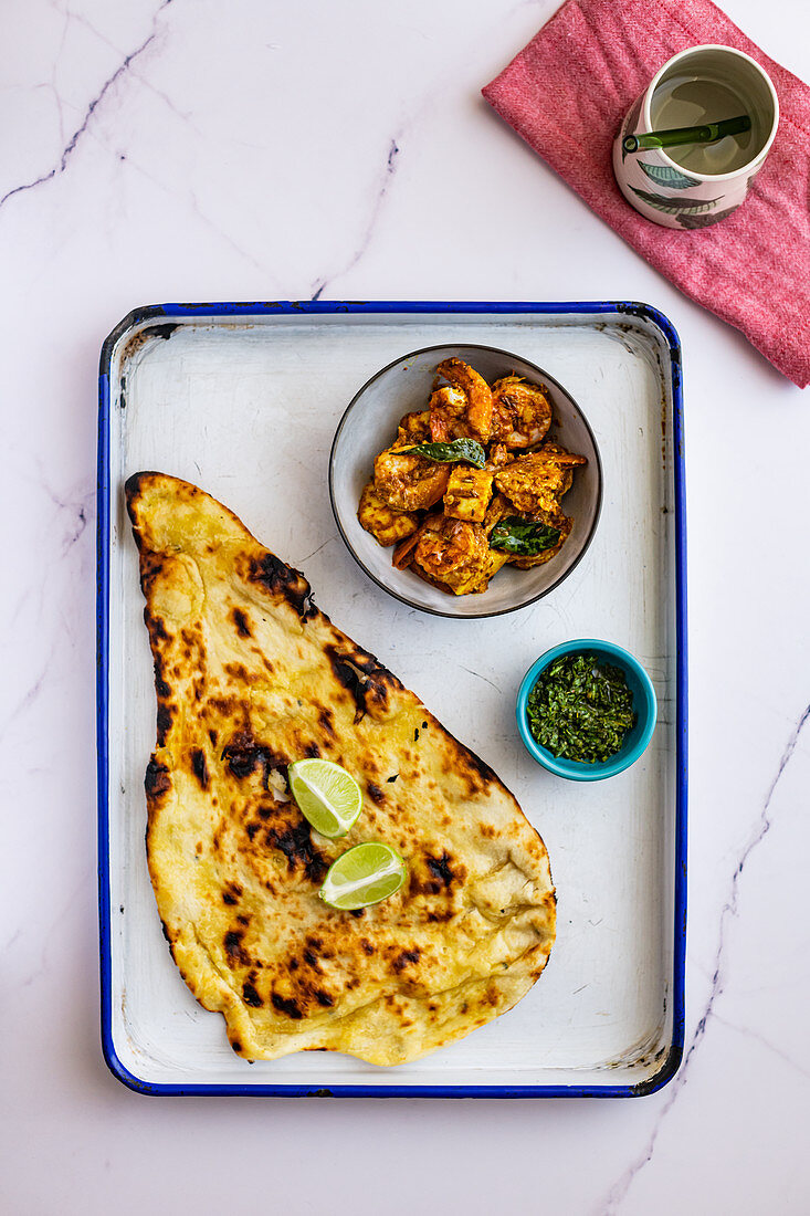 Garnelen-Paneer-Curry mit Butter-Naan und Chutney (Indien)