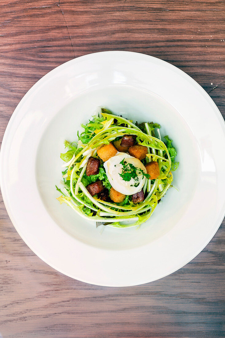 Salat Lyonnaise mit Speck und pochiertem Ei (Frankreich)