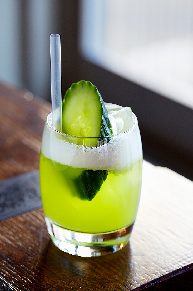 Kurobuta - a green cocktail with a cucumber slice