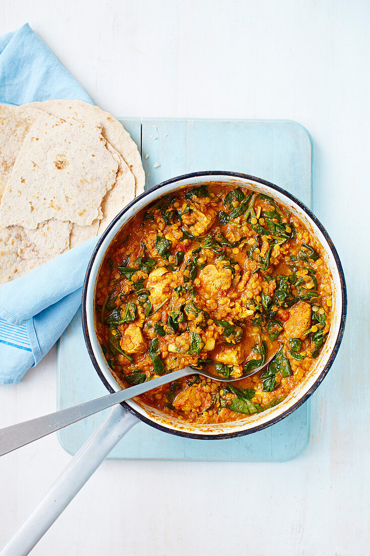 Saag mit Hühnchen und roten Linsen (Indien)