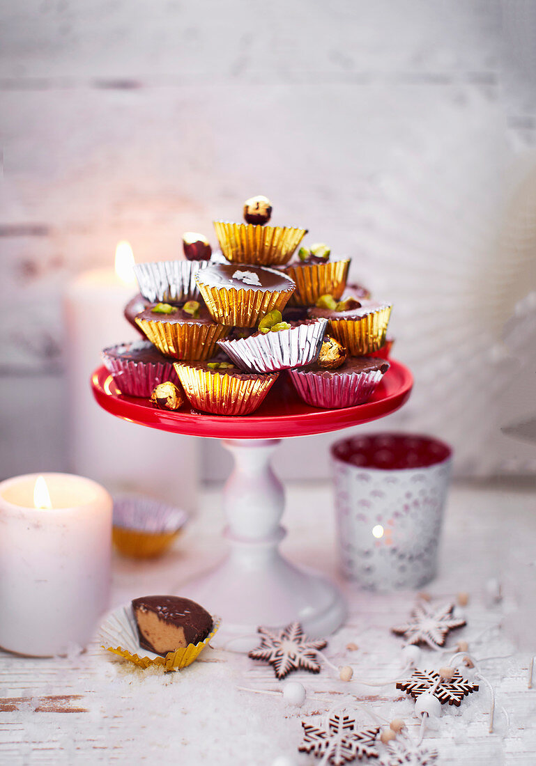 Chocolate Butter Cups auf Gebäckständer (Weihnachten)