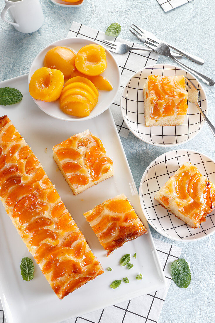 Yoghurt cake with pieces of peaches