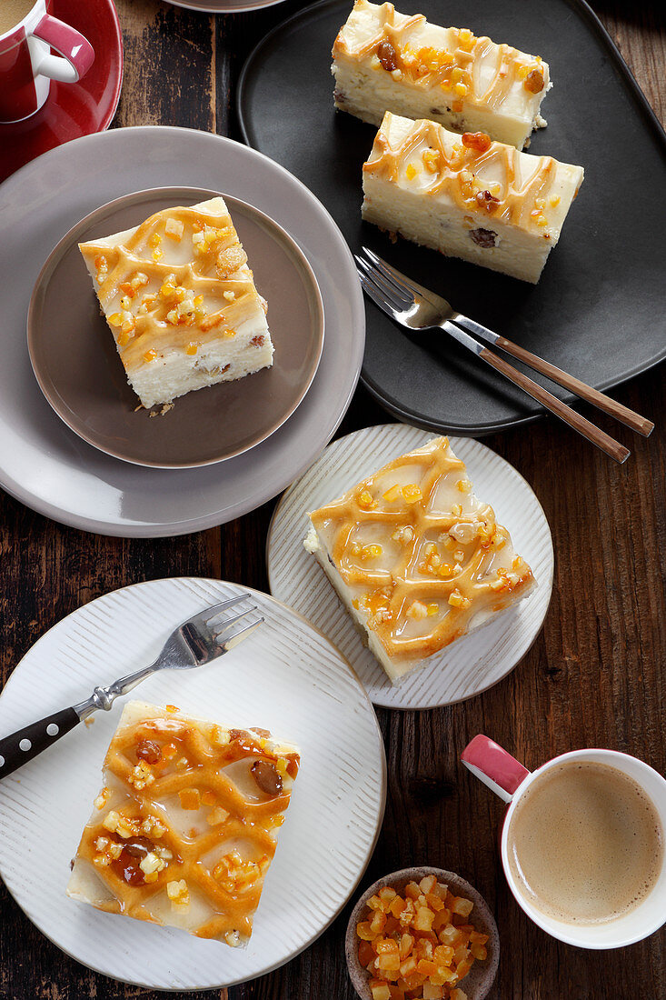 Käsekuchen mit Rosinen und kandierten Orangen