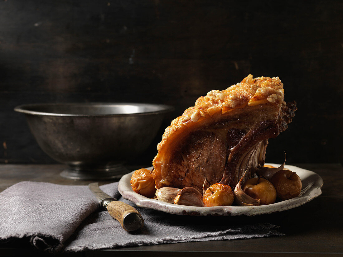 Pork roast with crust with roasted apples and garlic