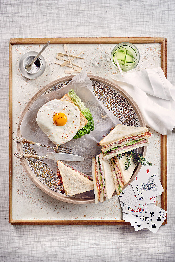 Klassisches Club-Sandwich und Sandwich mit Spiegelei