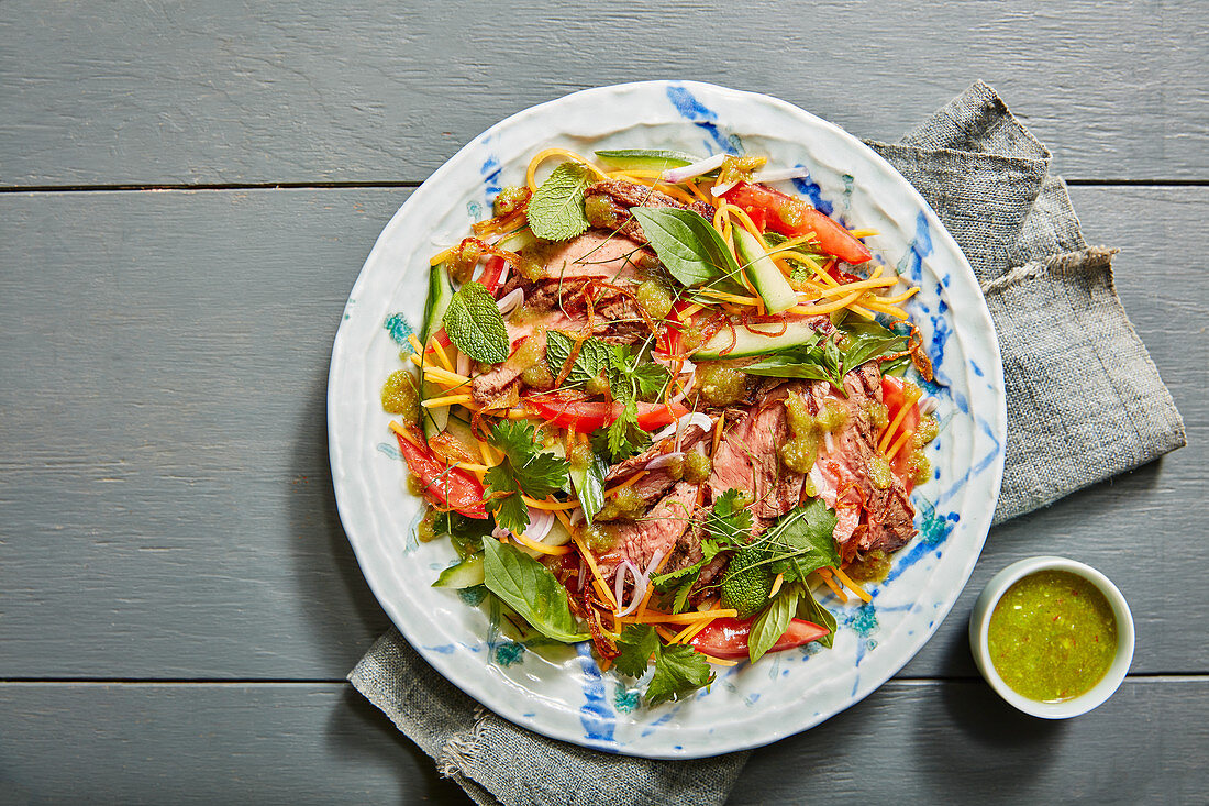 Beef salad with mint and bell pepper