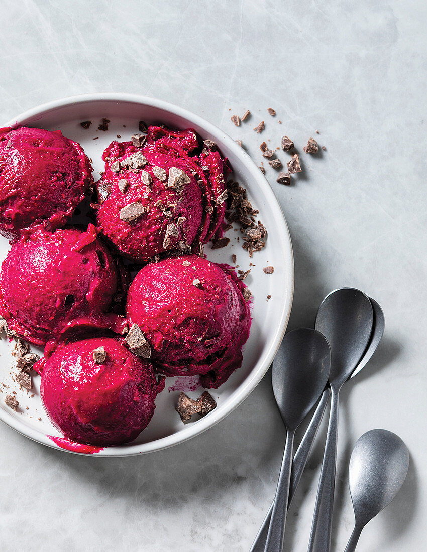 Rote-Bete-Himbeereis mit Chocolate Chips