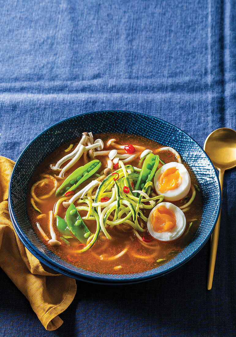 Tom Yum Suppe mit gekochten Eiern