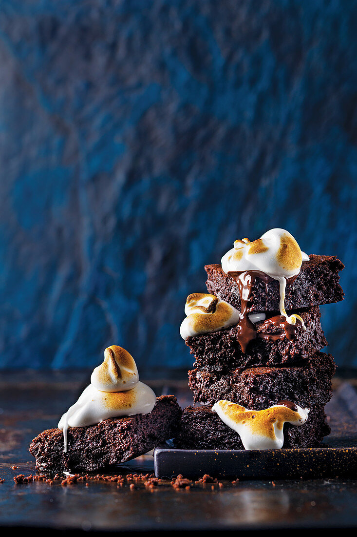Schokoladen-Brownies mit Marshmallow-Glasur