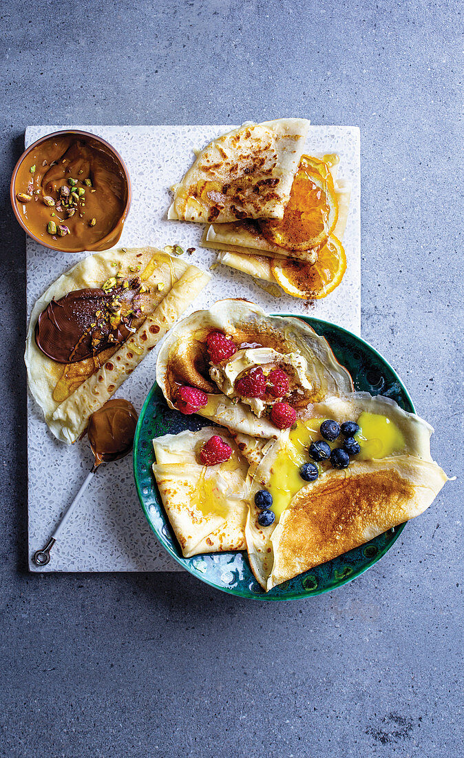 Verschiedene süße Crepes mit Früchten und Schokolade