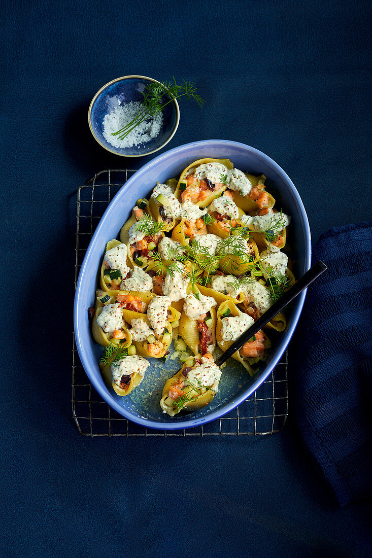 Filled mussel noodles with fish, vegetables and mustard cream