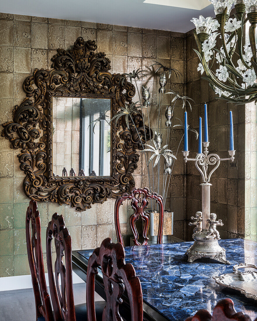 Opulenter Barockspiegel an gefliester Wand im Esszimmer