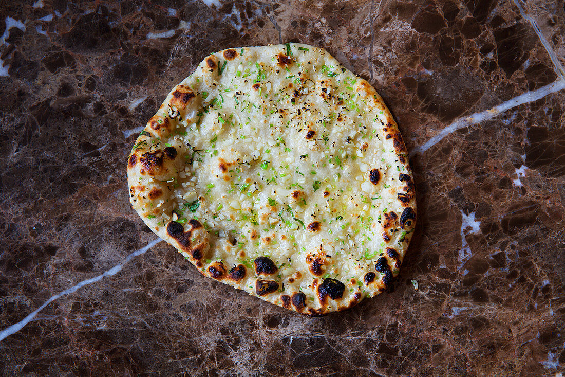 Kulche (Indisches Brot) mit Knoblauch und Schnittlauch