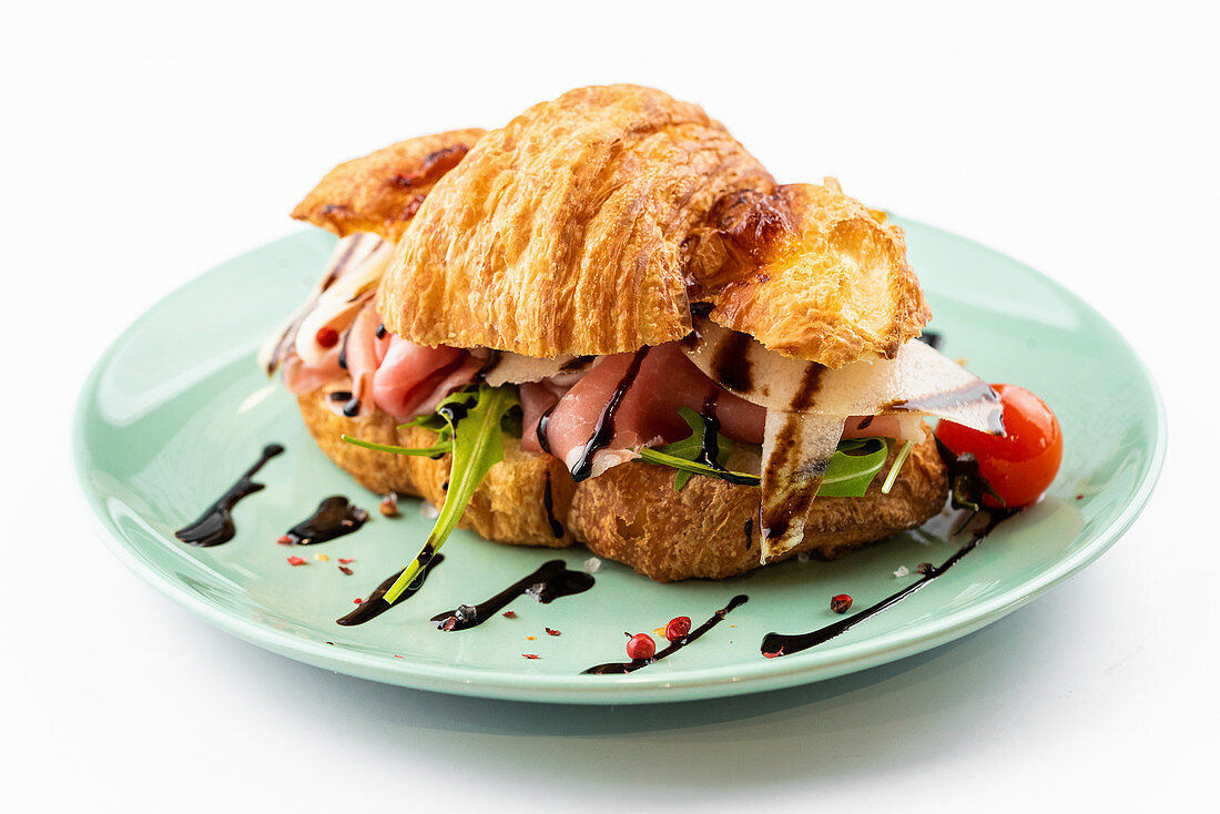 Französisches Croissant mit Schinken und Gemüse