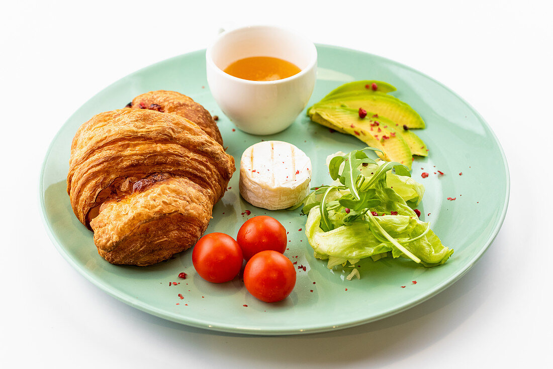 Französisches Croissant mit Schinken, Gemüse und Käse