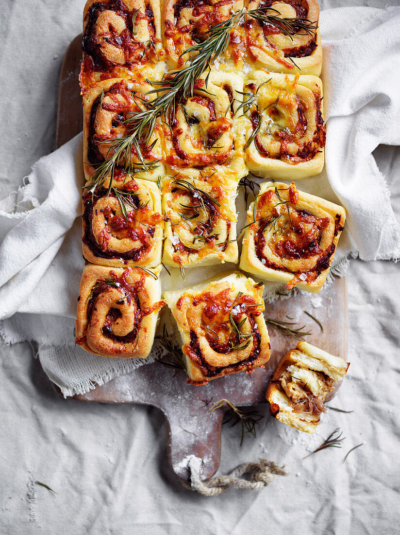 Pikante Schneckenbrötchen mit karamellisierten Zwiebeln und Gruyère