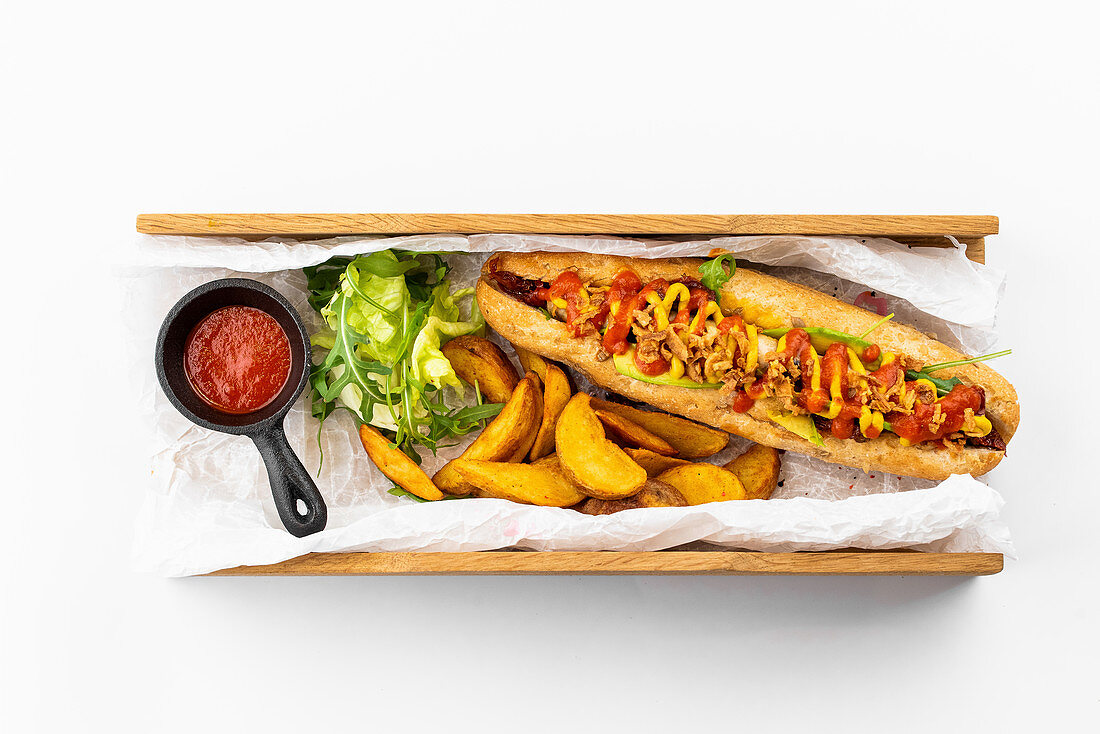 Hot Dog mit Potato Wedges und Sauce