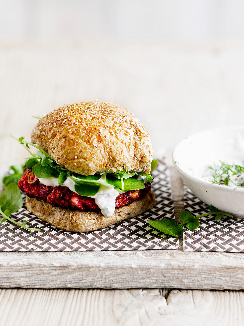 Rote-Bete-Feta-Burger mit Meerrettich-Dressing