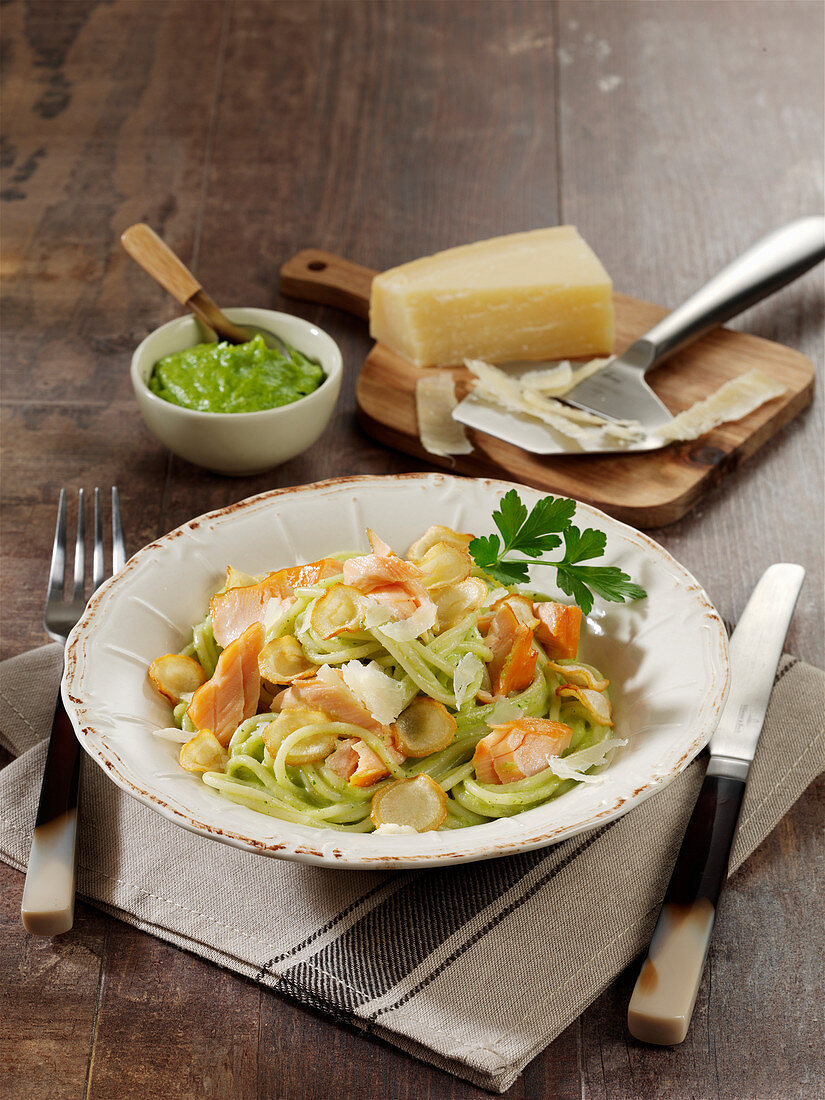 Spaghetti with salmon and parsley root pesto