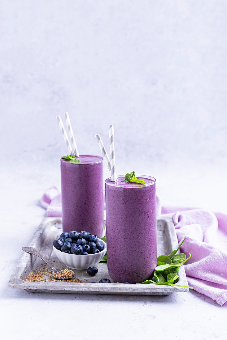 Zwei gesunde Blaubeer-Smoothies