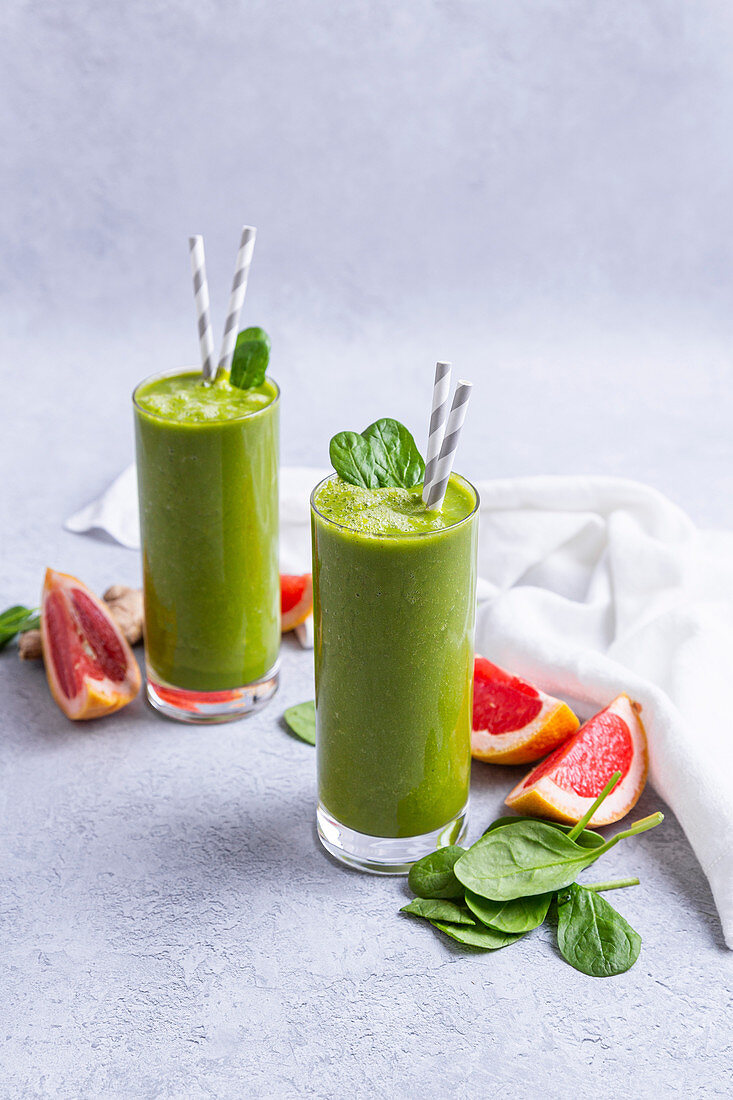 Green citrus smoothie with grapefruit, spinach and ginger