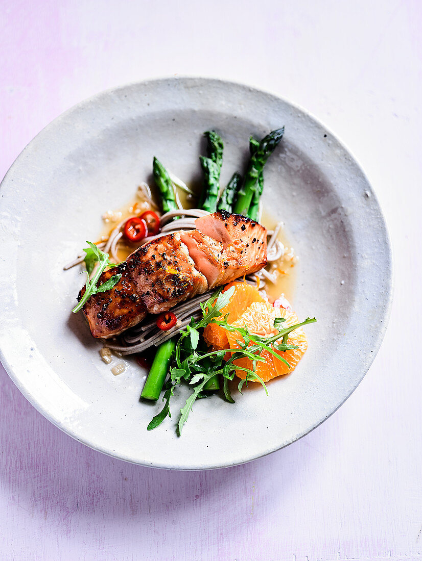 Gegrillter Lachs auf Soba-Nudeln mit grünem Spargel und Yuzu-Orangen-Dressing