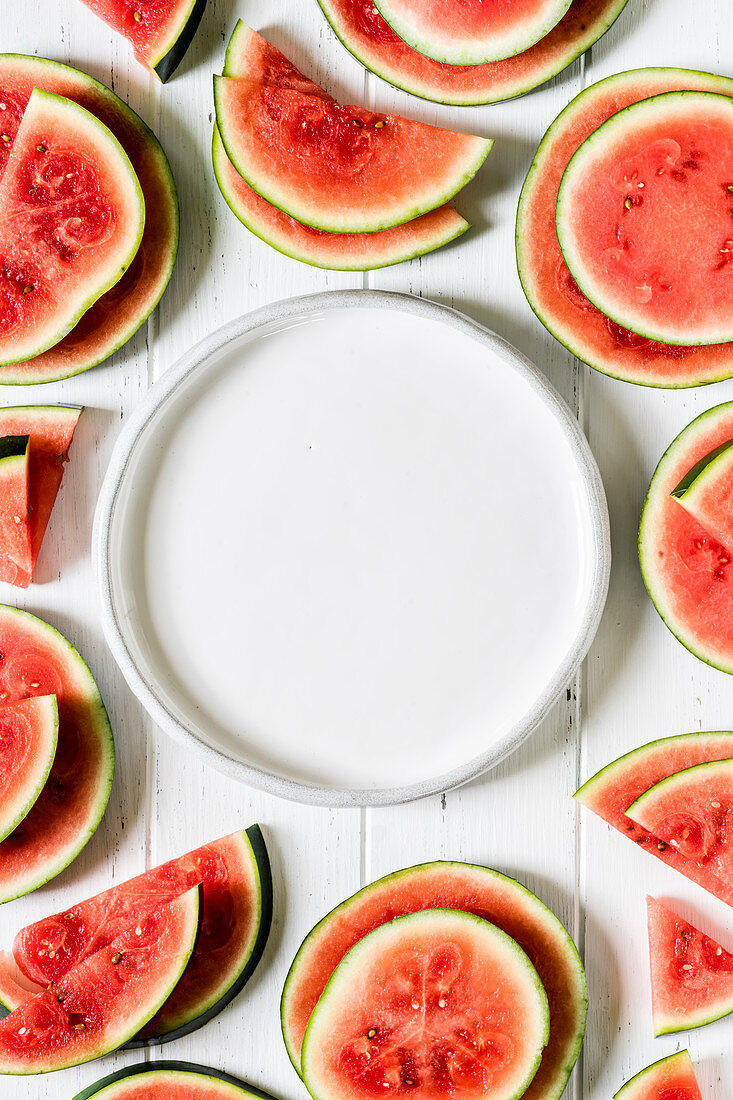 Reife und saftige Wassermelonenscheiben als Rahmen