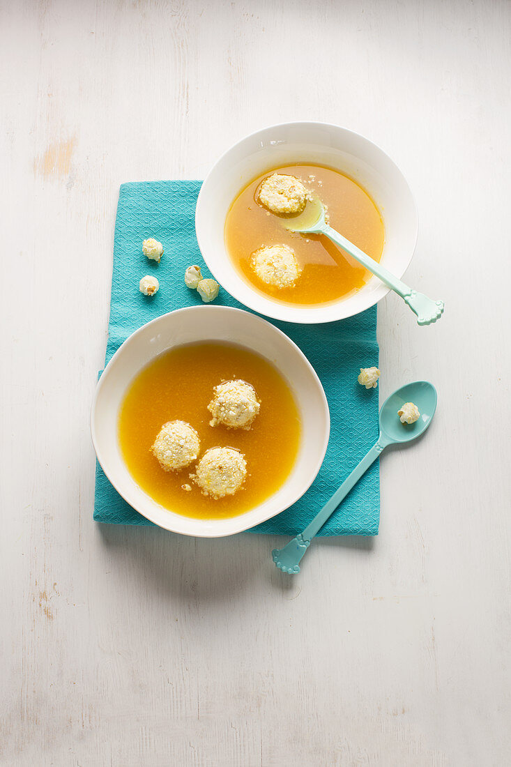 Pfirsich-Kaltschale mit Popcorn-Quark-Kugeln