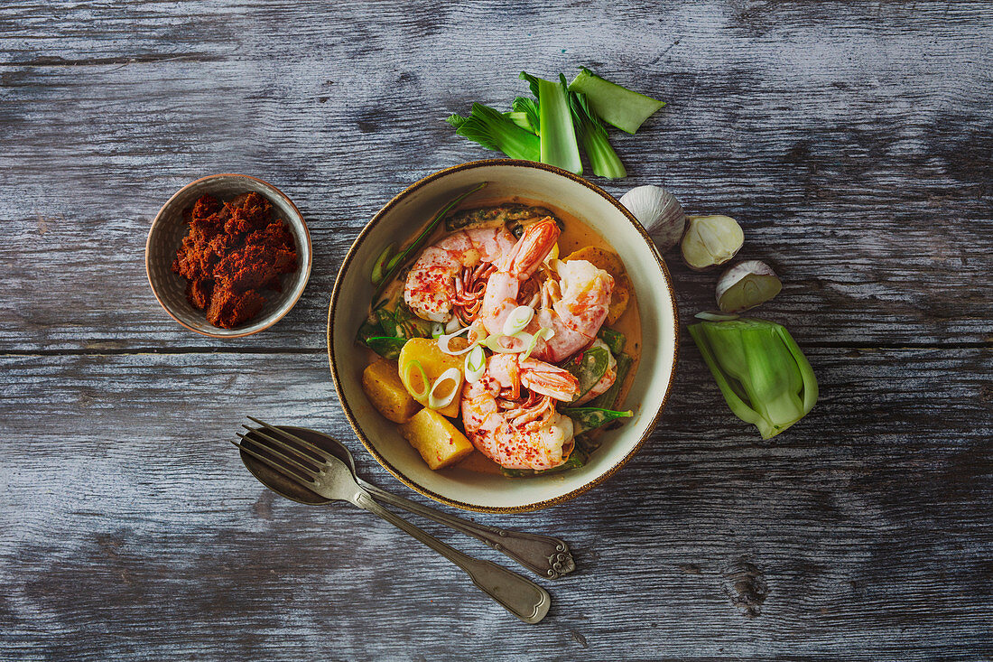 Thai masaaman curry with potatoes and prawns