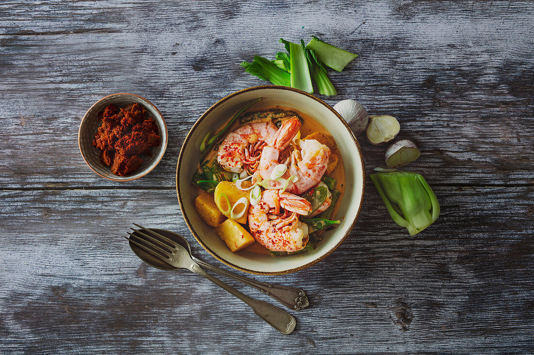 Thailändisches Masaaman-Curry mit Kartoffeln und Garnelen