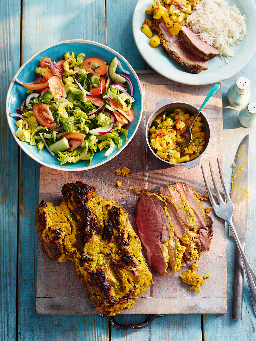 Schmetterlingslammkeule nach indischer Art mit Minzsalat und Mango-Chutney