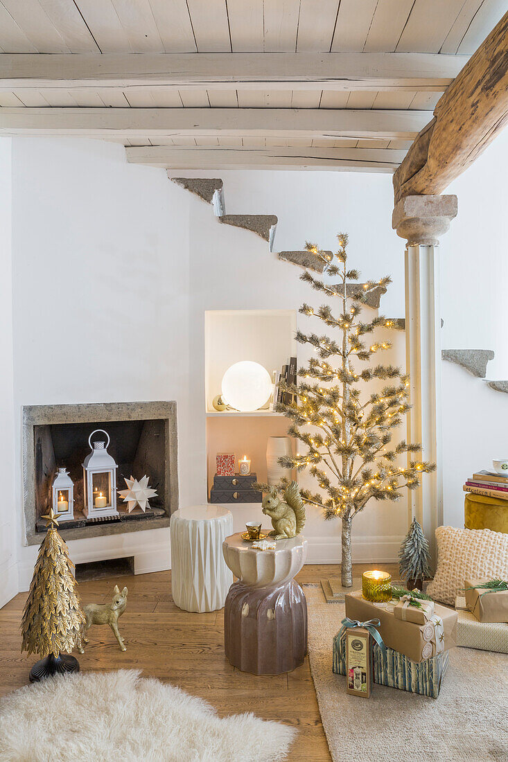 Weihnachtsdekoration und verpackte Geschenke vor dem Kamin