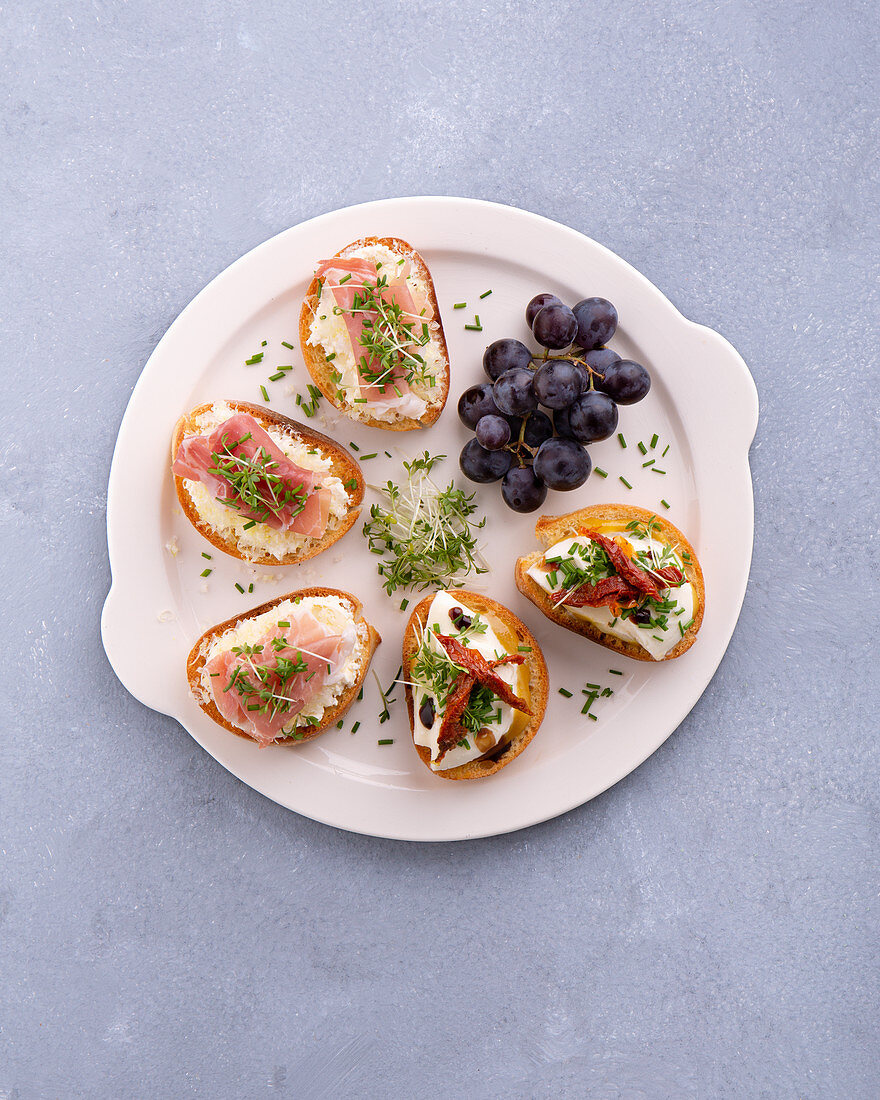 Savoury breakfast crostini with cream cheese, ham and figs