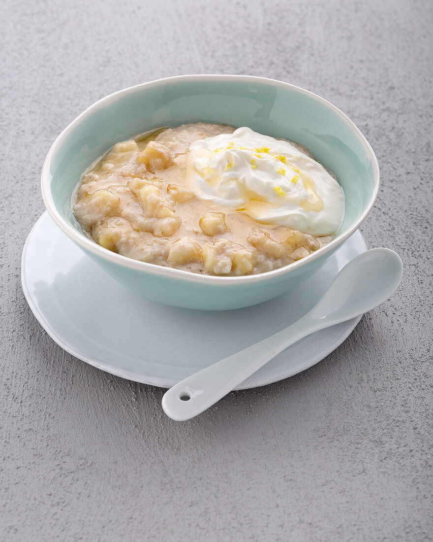 Porridge with banana, ginger yoghurt and honey
