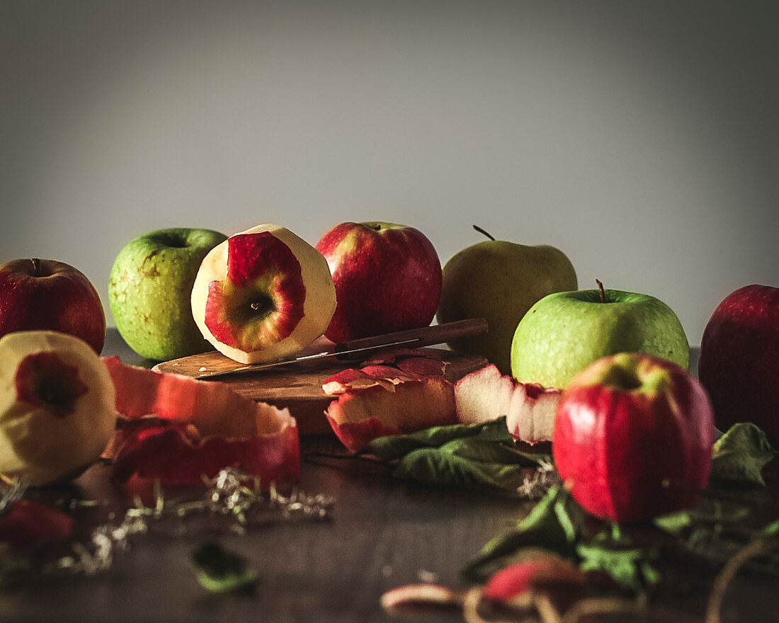 Verschiedene Äpfel, einige davon geschält