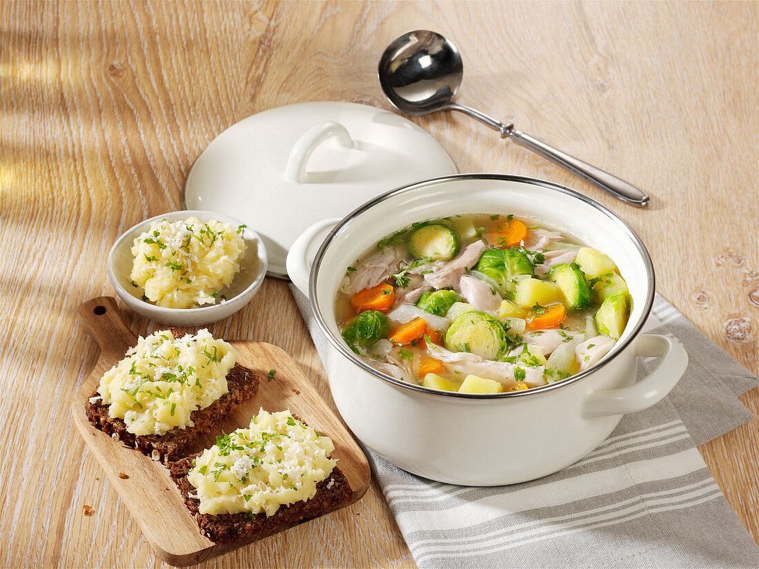 Vegetable stew with poultry and cream of parsnip on bread