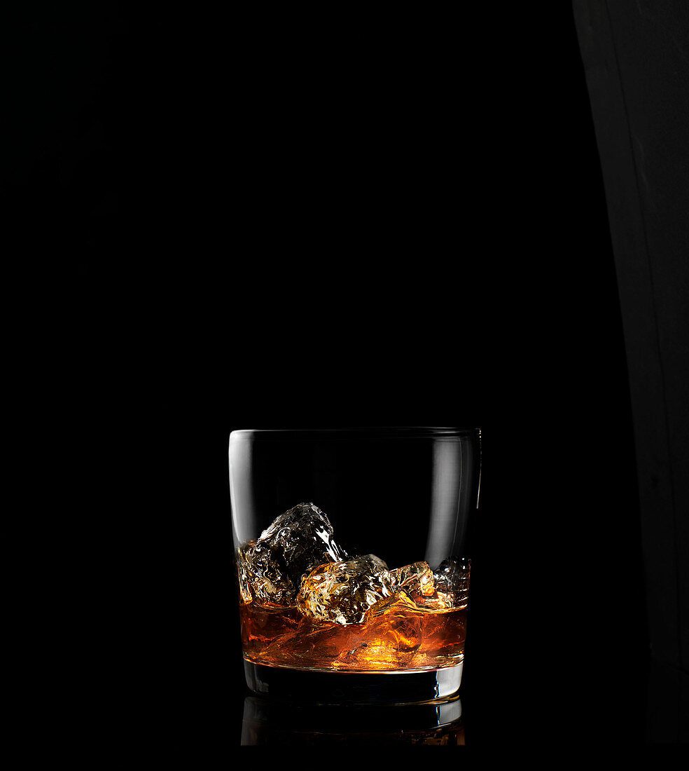 Whisky auf Eis im Glas